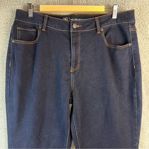 No Boundaries Women's Juniors 17 Blue High Rise Mom Dark Wash Relaxed Fit Denim - Picture 4 of 9